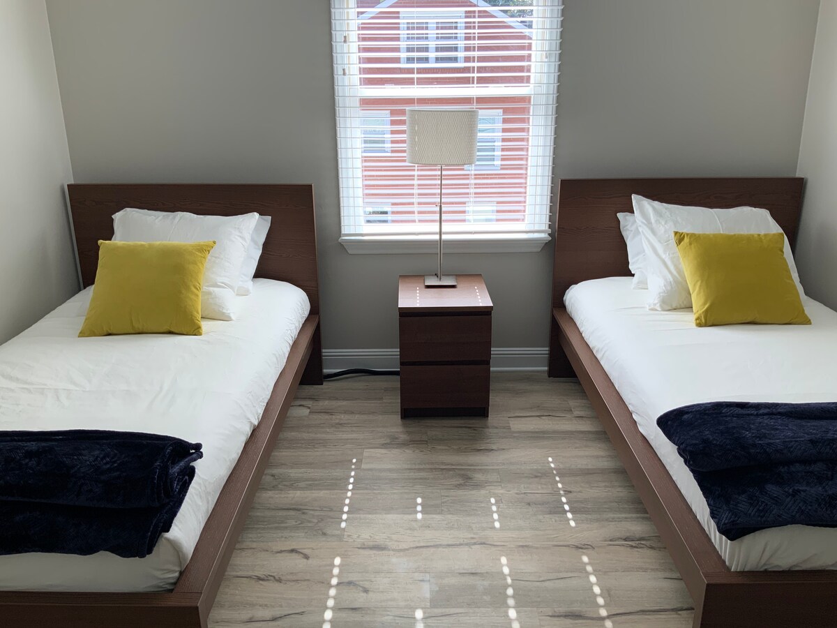 2 kreveta, ormar i komoda.