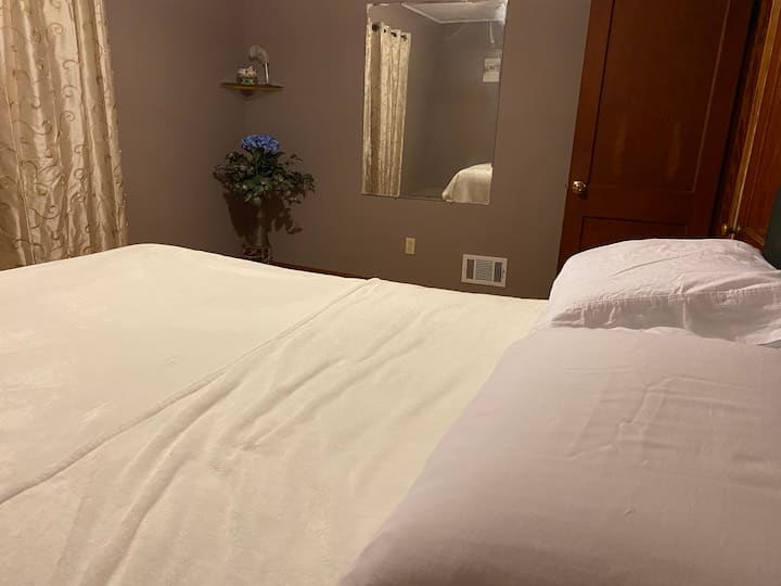 מיטת קווין בקומה הראשונה 