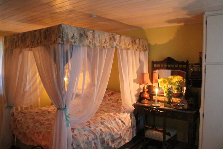 A mid-19th Century BnB experience.