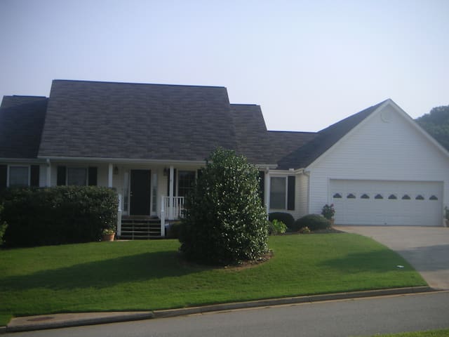 Ranch Home close to LakePoint, I-75, Cartersville