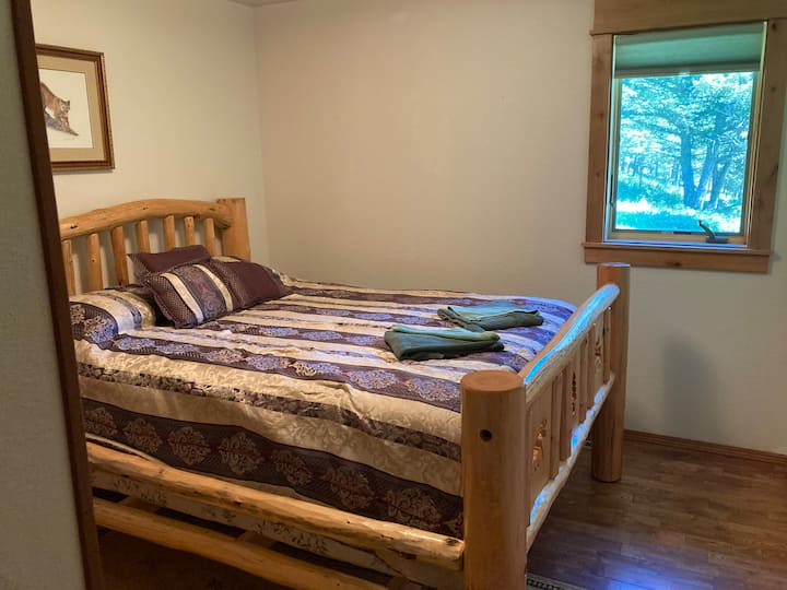 Jedna od 3 spavaće sobe s bračnim krevetom na gornjem spratu koja dijele 2 kupatila. 