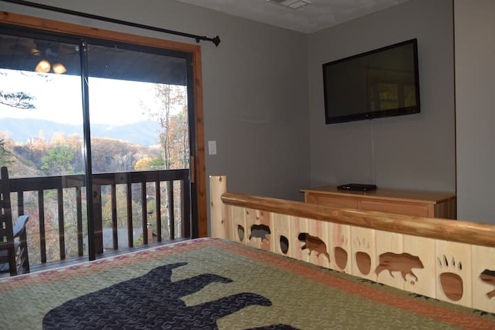 เราควรนอนบนเตียงคิงไซส์และดูทีวีหรือจ้องมองจากประตูกระจกบานเลื่อนไปยังชั้นบนหรือไม่?