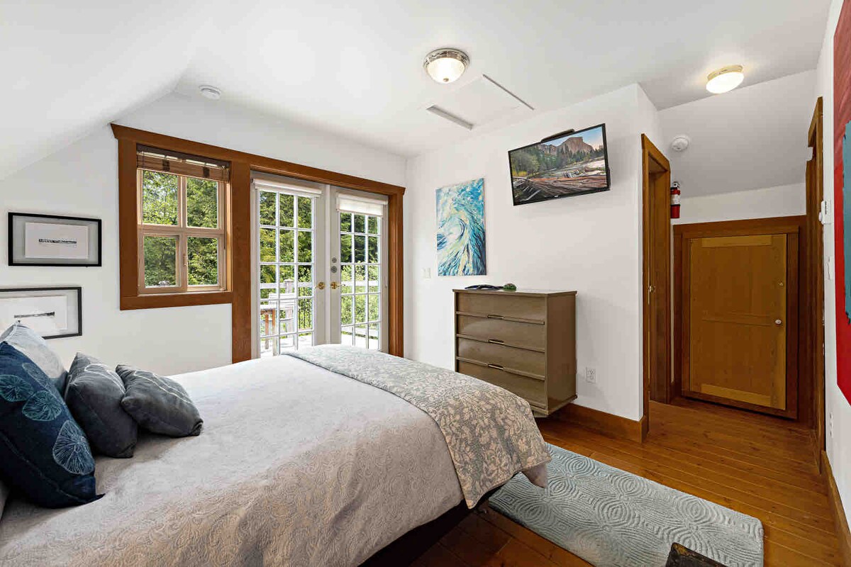 Chumba cha kulala kilicho na kitanda cha ukubwa wa malkia, milango ya Kifaransa inayoongoza kwa sitaha ya jua na bafu mbili kamili. 