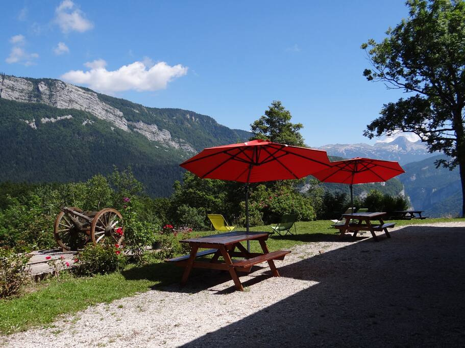 La terrasse avec vue sur les hauts sommets du Vercors
