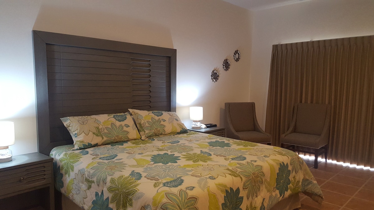 Chumba cha kulala cha Master kwenye ghorofa ya juu 