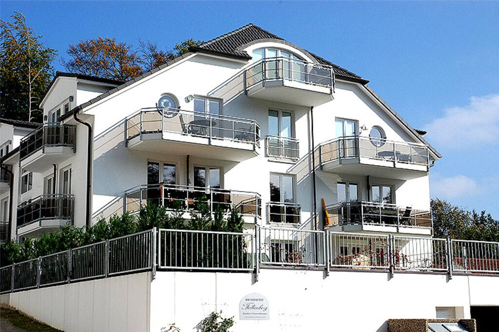Die Außenansicht der Residenz Falkenberg im Ostseebas Sellin auf Rügen.