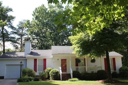Lovely home in quiet neighborhood near downtown