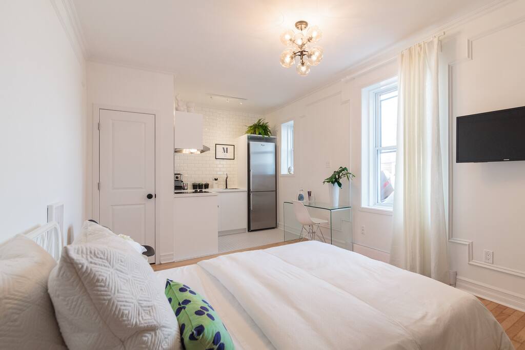 Flat screen TV with high speed wifi and AppleTV, with pre-loaded netflix account!