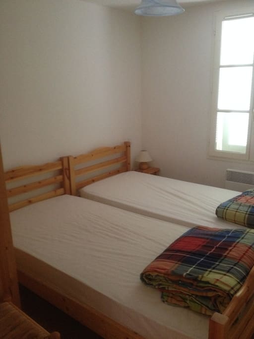 CHAMBRE RDC 2lits simples