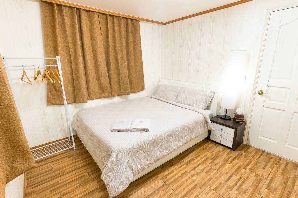 The middle size bedroom, with a comfortable queen size bed.