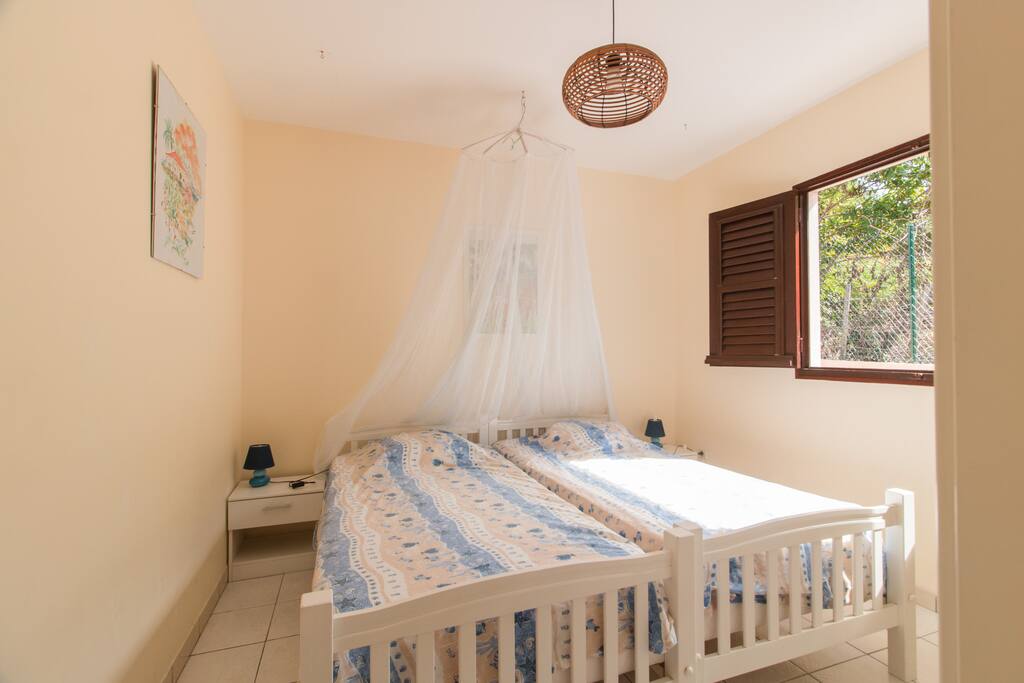 chambre à 2 lits jumeaux, moustiquaires, climatisation et penderie