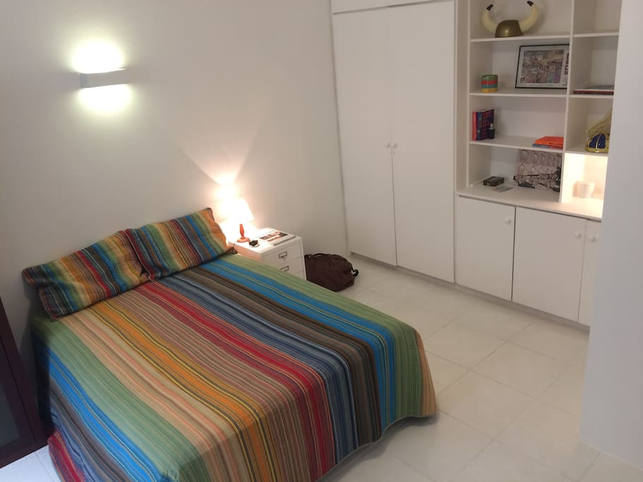 Quarto amplo mas aconchegante, ideal para dormir bem