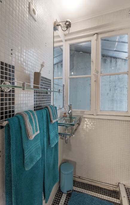 La salle de douche. Shower room.