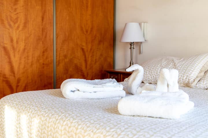 Cuarto principal con vistas a la ciudad de La Plata. Cuenta con tv, cama dos plazas y armario empotrado, perfecto para tu comodidad
