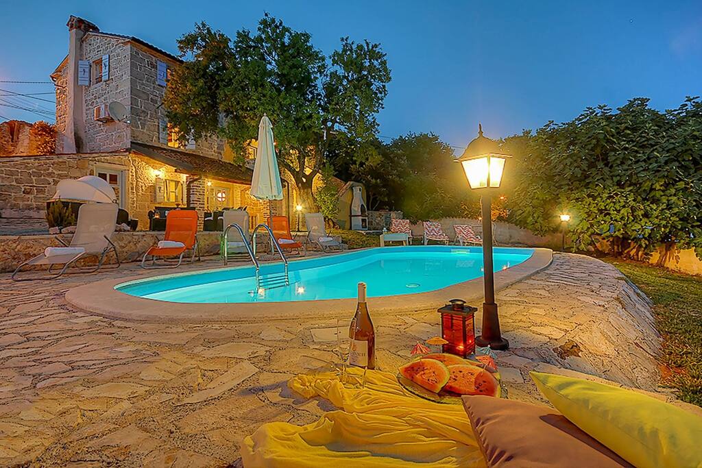 Garden with pool and mountain view