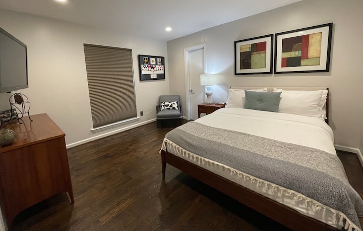 Quarto de hóspedes com colchão queen size e persianas blackout