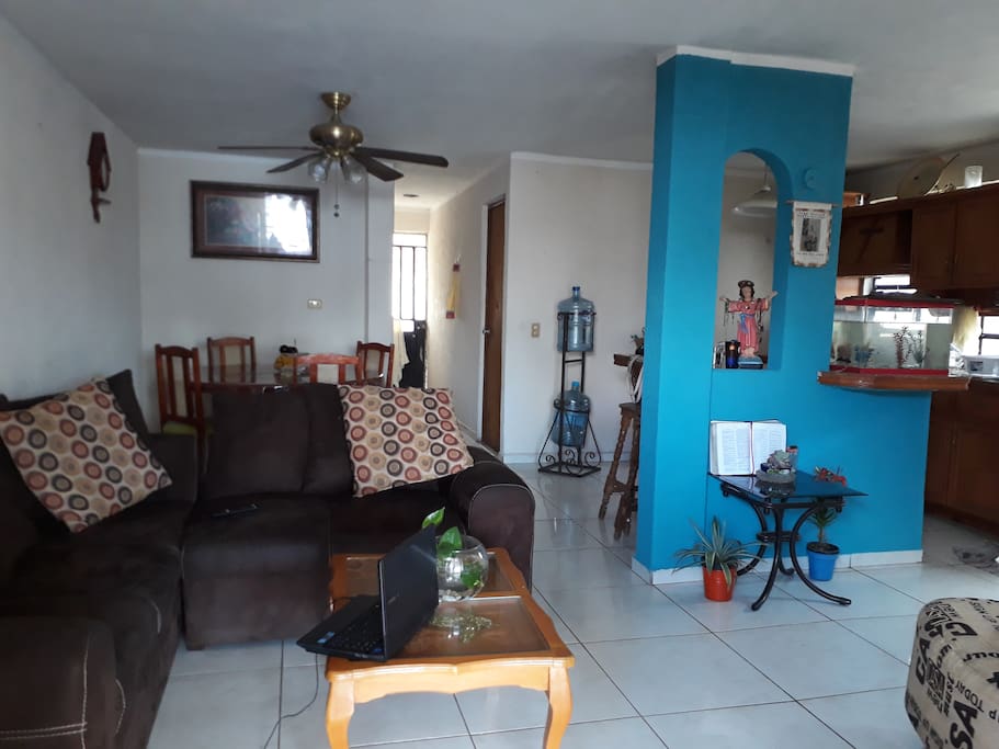 Acogedor espacio común compuesto por la sala, la cocina y el comedor; perfecto para convivir con los demás huéspedes y los anfitriones, así como resguardar y preparar alimentos.
