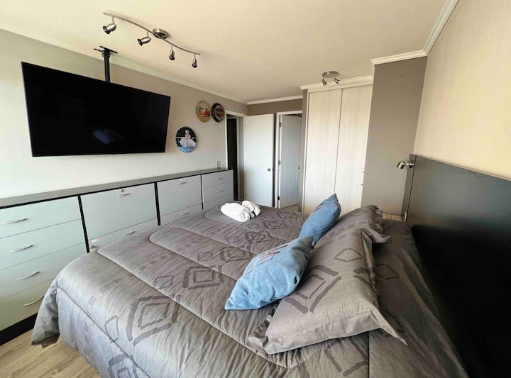Quarto Suíte Cama King com banheiro privativo e TV de 55 polegadas, com vista para Playa Brava e a cidade