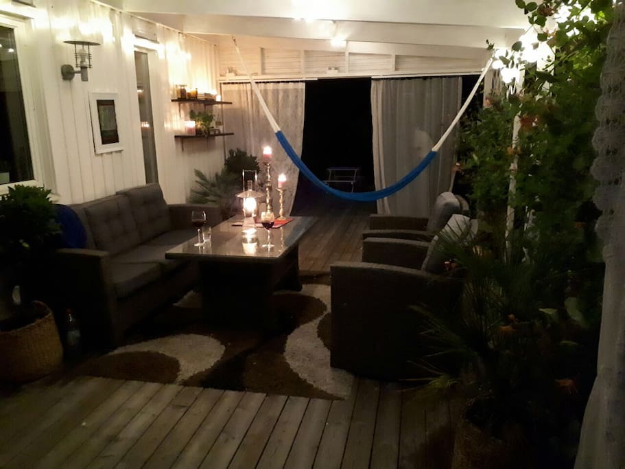 Älskar denna platsen på kvällen när mörkret kommit. Soffor ute skyddade under tak, tända ljus och små belysningsslingor.