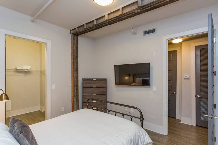 WALK to all the bars! DOWNTOWN Nashville Loft! 404 gallery image 5