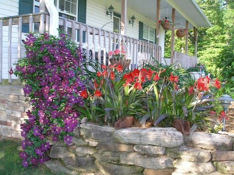 Country Gem with Wildlife View 3 bed/2.5 bath