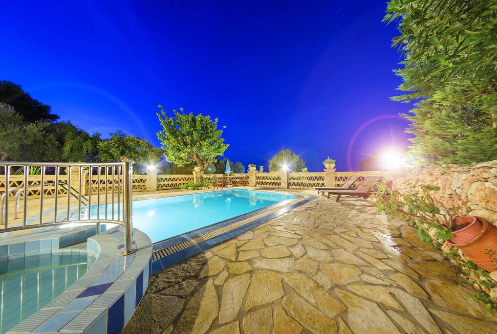Outdoors Seasonal Swimming pool (not heated)