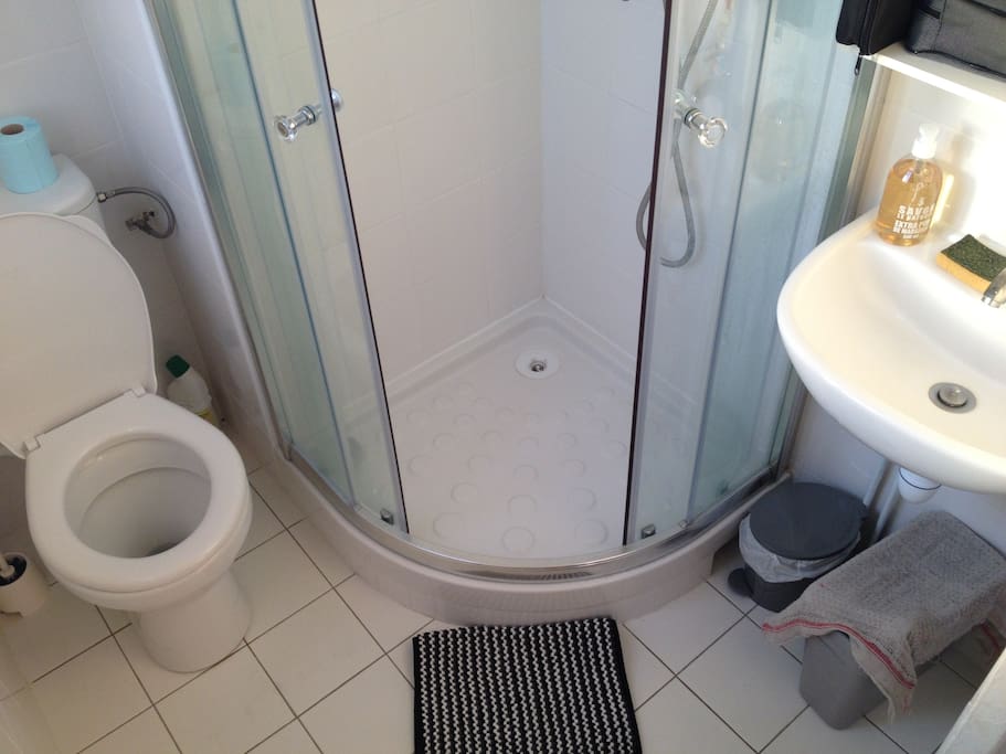 Salle de douche et WC