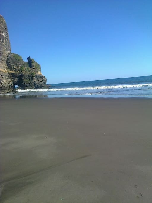 En temporada de verano playa sin piedras