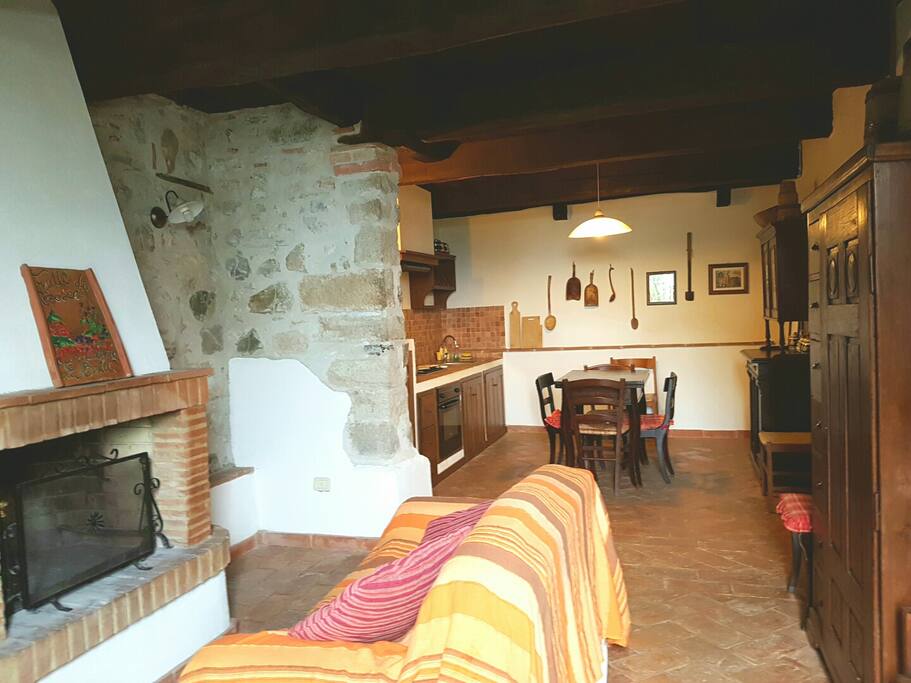 Cucina/sala da pranzo completa di cucina in muratura con fornelli, forno e frigorifero.
Stoviglie e attrezzatura da cucina.
