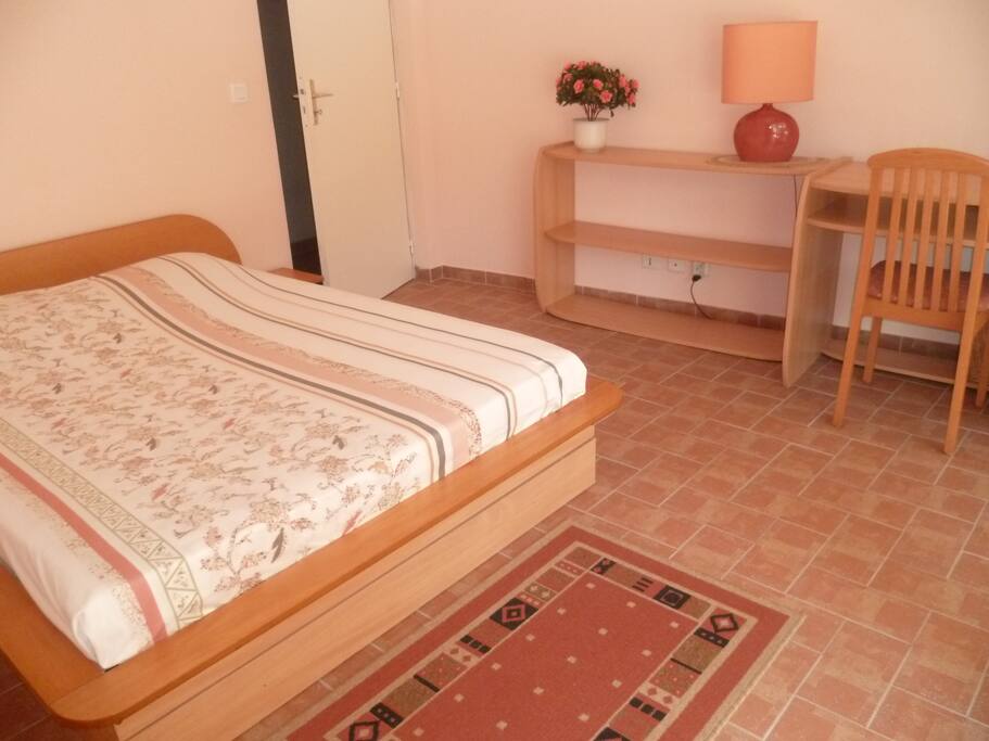 Lit de 140x190 cm, espace pour ordinateur, dressing son visible sur cette photo