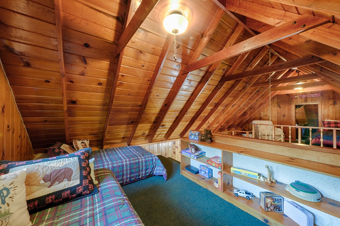 3 kreveta za jednu osobu na lijevoj strani lofta.