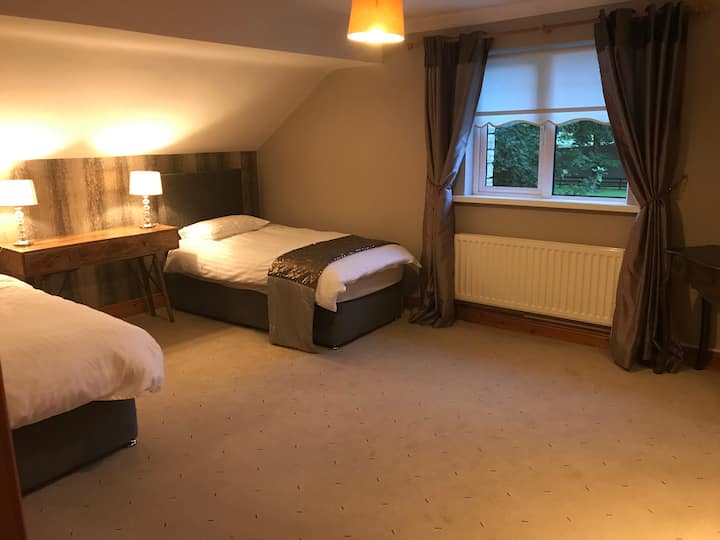 Novouređena spavaća soba s 2 odvojena kreveta.
Spava 2 osobe, ali može dodati krevet na rasklapanje ili dječji krevetić i još uvijek ima dovoljno prostora.