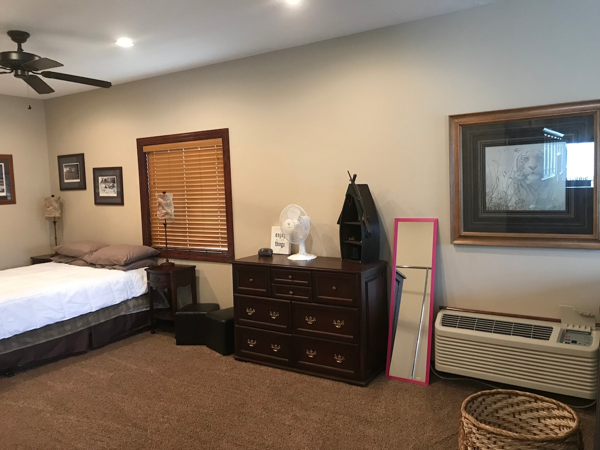 Bračni krevet (160x200) Imam udoban zračni madrac ako vam je potreban, a tu je i ogroman kauč u obliku slova L za spavanje. 