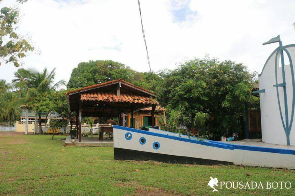 Barco-chuveiros e mesas de jogos
