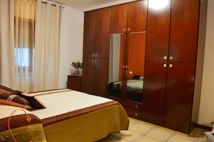 dormitorio con cama doble