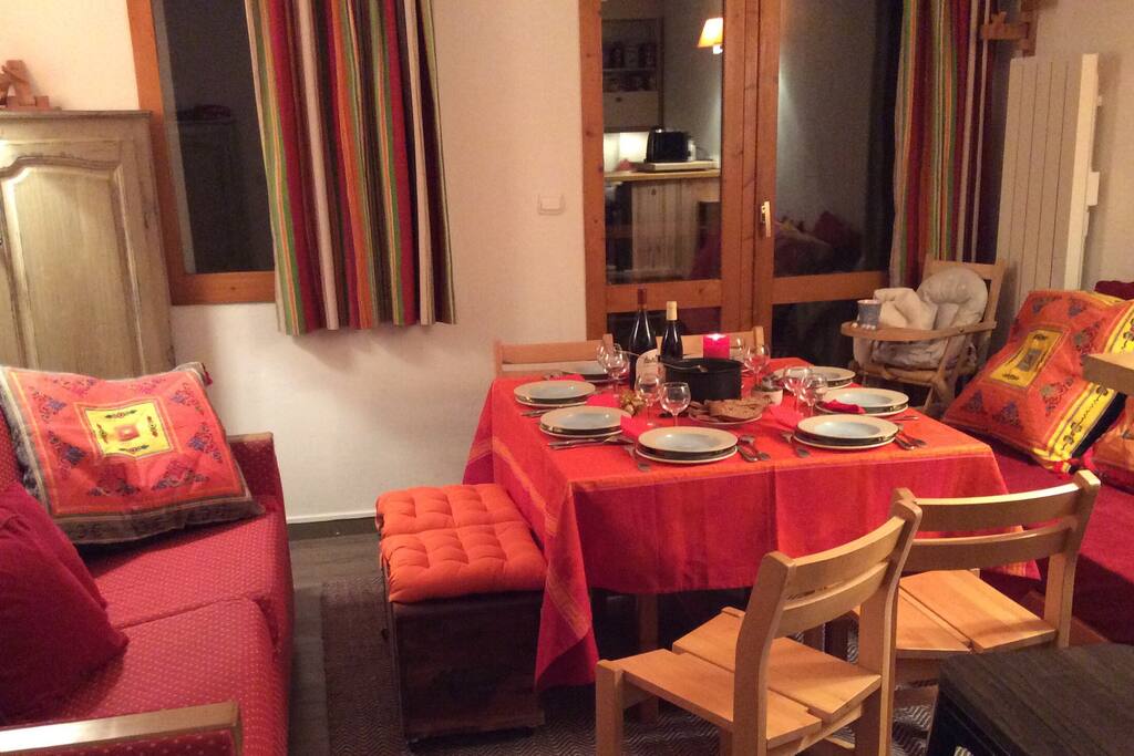 La table, évolutive, permet d'inviter à dîner des amis de passage...