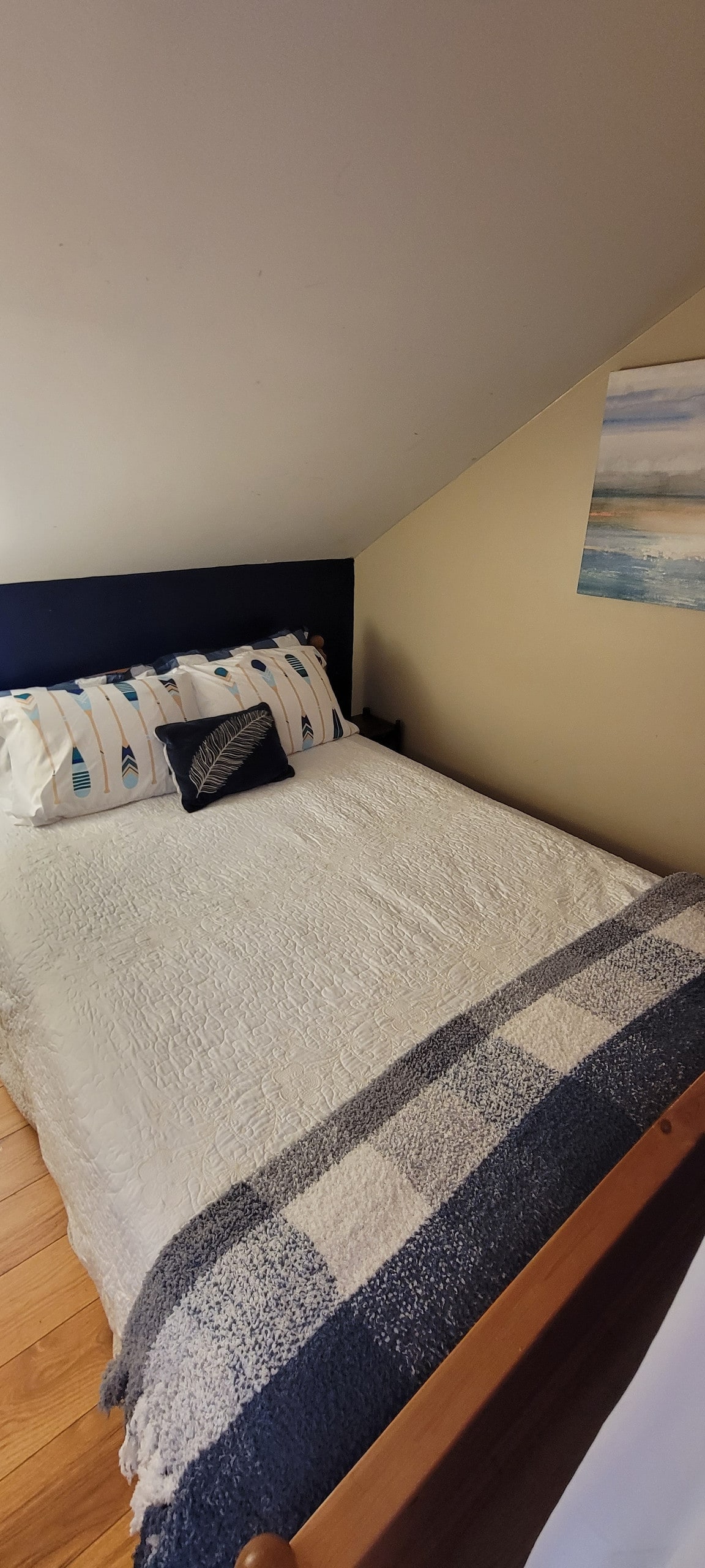 مرتبة جديدة أكثر صلابة اعتبارًا من 24 أغسطس. سرير بحجم كوين في غرفة النوم رقم1، مع خزانة ملابس