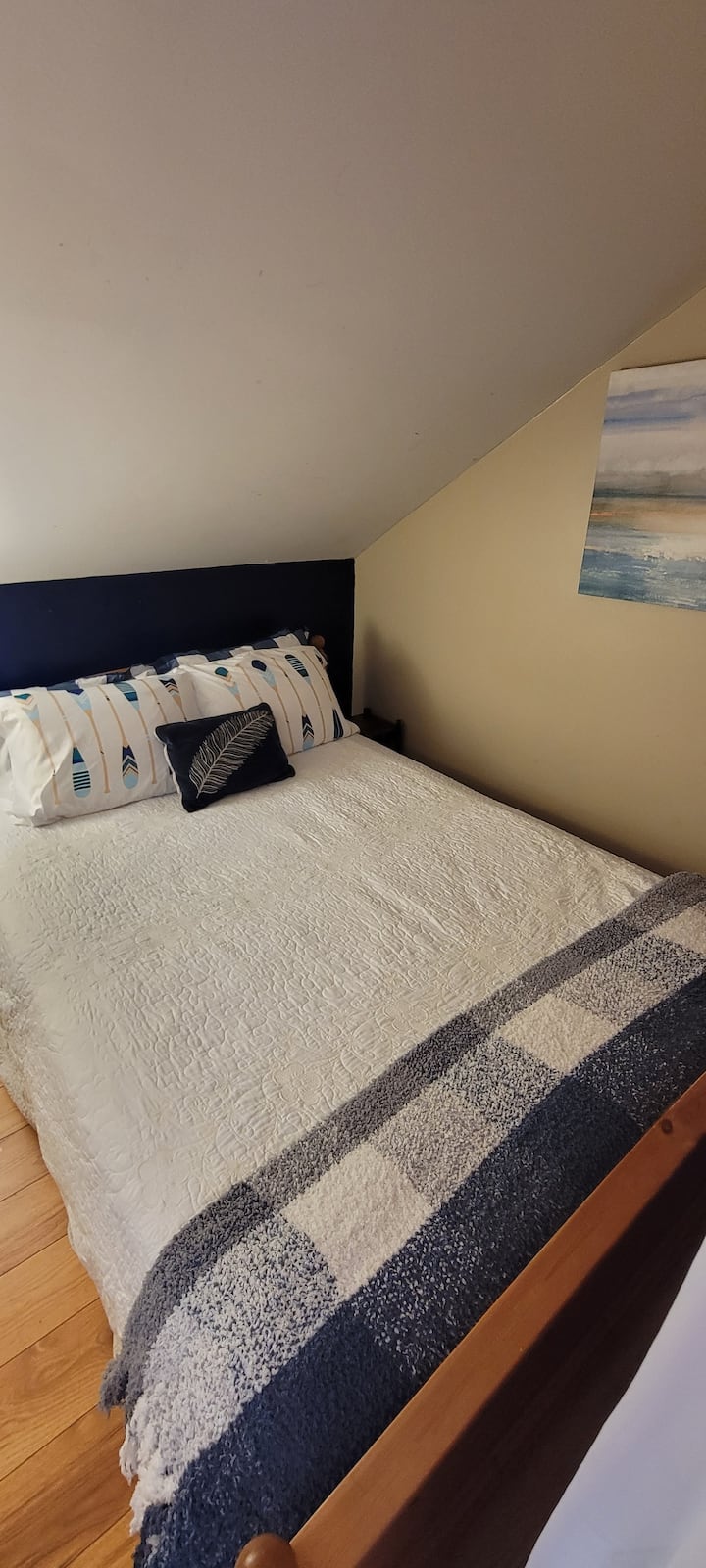 Nouveau matelas plus ferme au 24 août. Lit queen size dans la chambre n °1, avec dressing