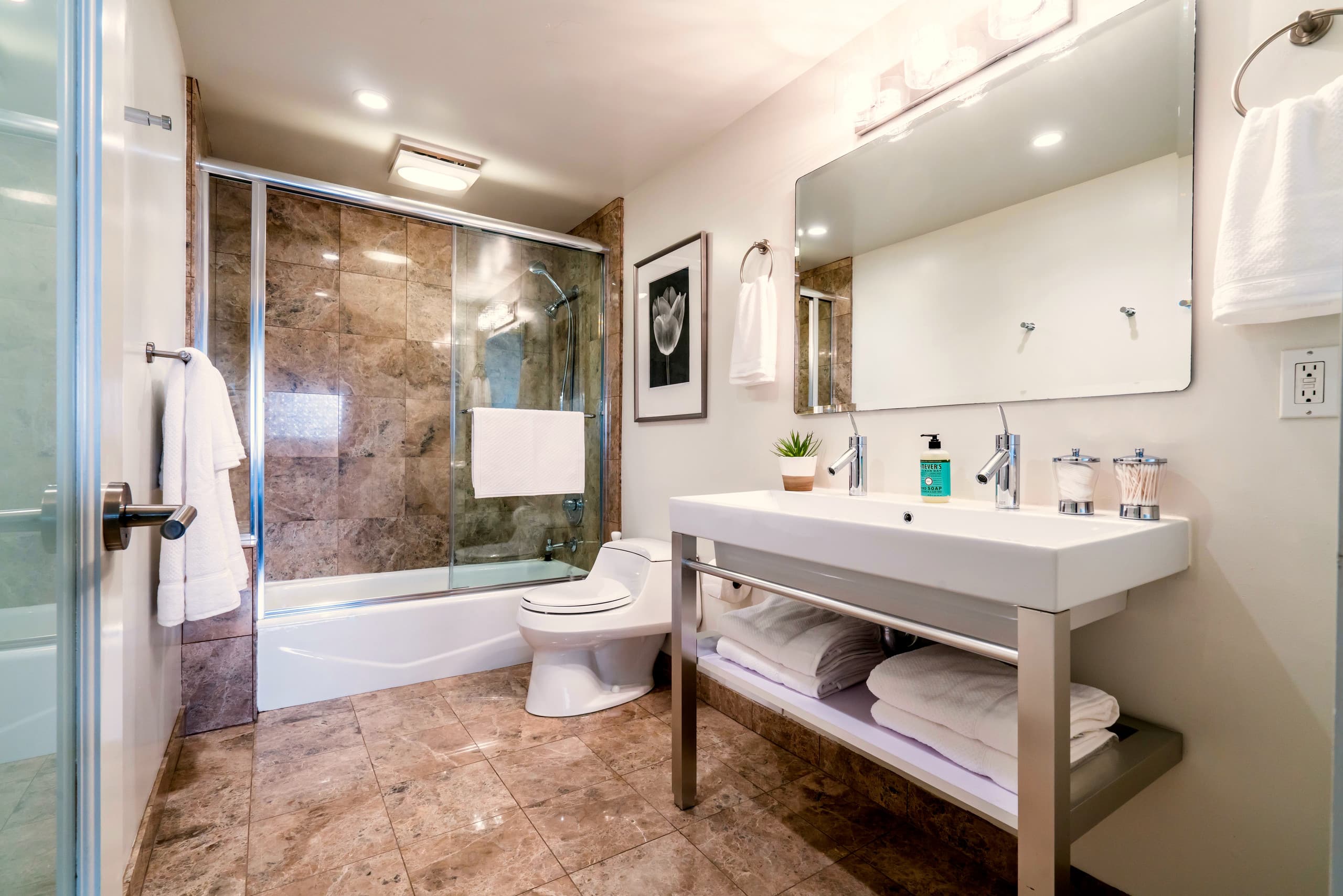 Home in San Francisco · ★4.98 · 3 bedrooms · 3 beds · 1 bath - Image 22
