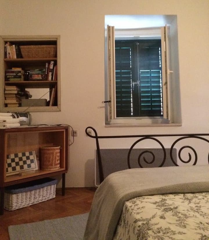 主卧，百叶窗关闭