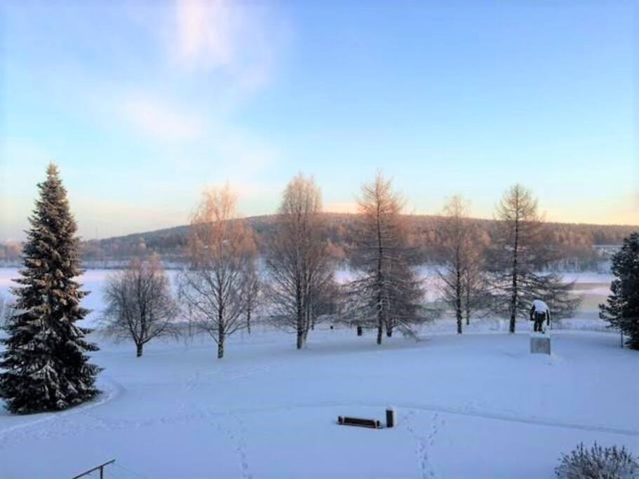 Upea jokinäkymä olohuoneen ikkunasta. The view from the livingroom window.