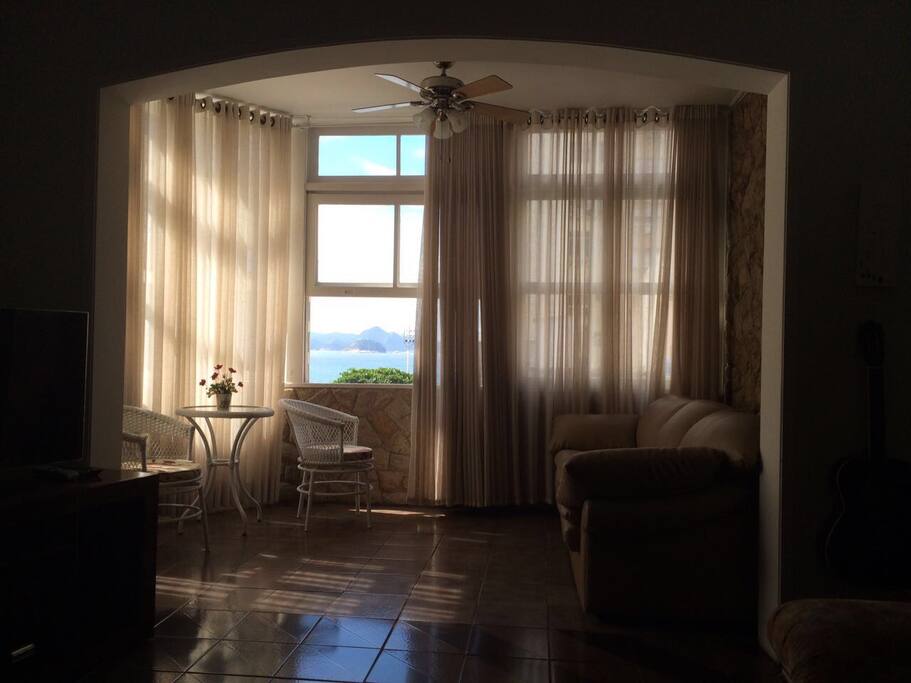 Vista da sala de estar. / Living room view.