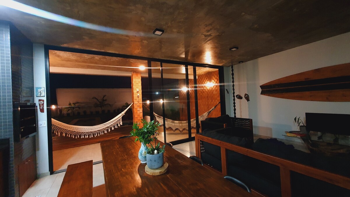 Anúncio popular: Surfer's Soul House: beautiful, large pool, on the sand em Guaratuba