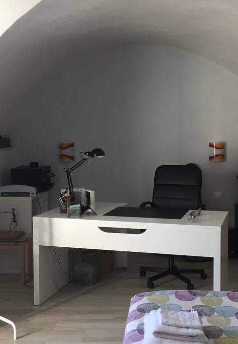 Espace bureau dans la chambre