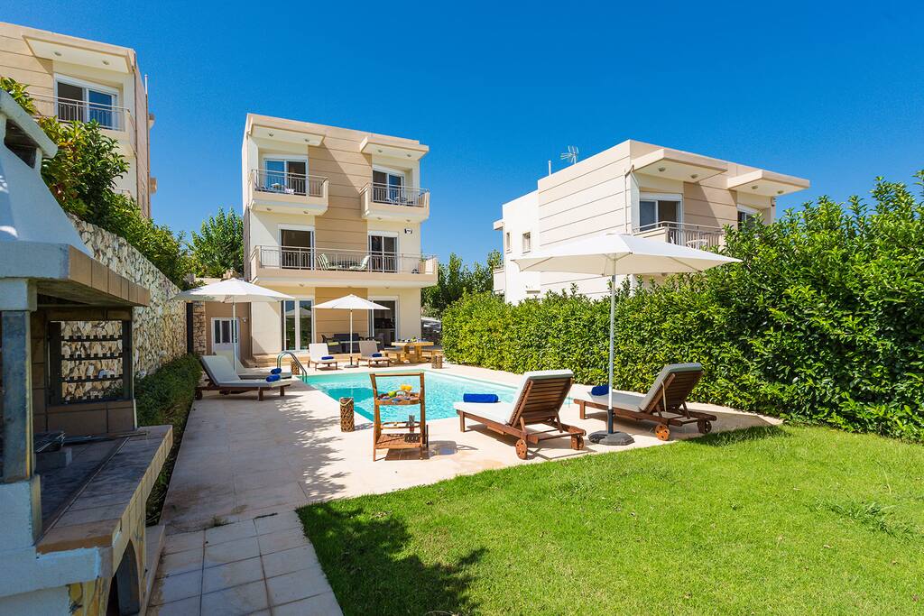 Swimming pool & Facade of villa Electra