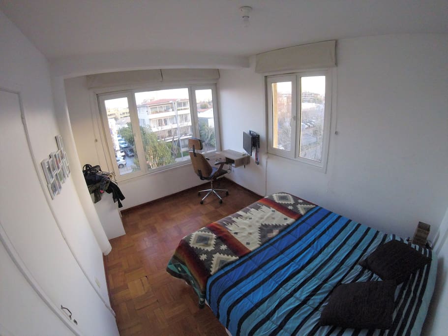 Dormitorio y espacio de trabajo / Quarto e espaço de trabalho