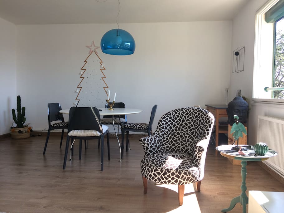 Séjour côté salle à manger et petit espace bureau