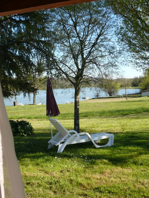 Terrasse avec vue sur le lac