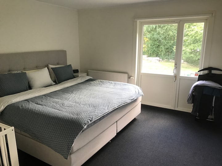 Master bedroom. (210x200 cm bed)
