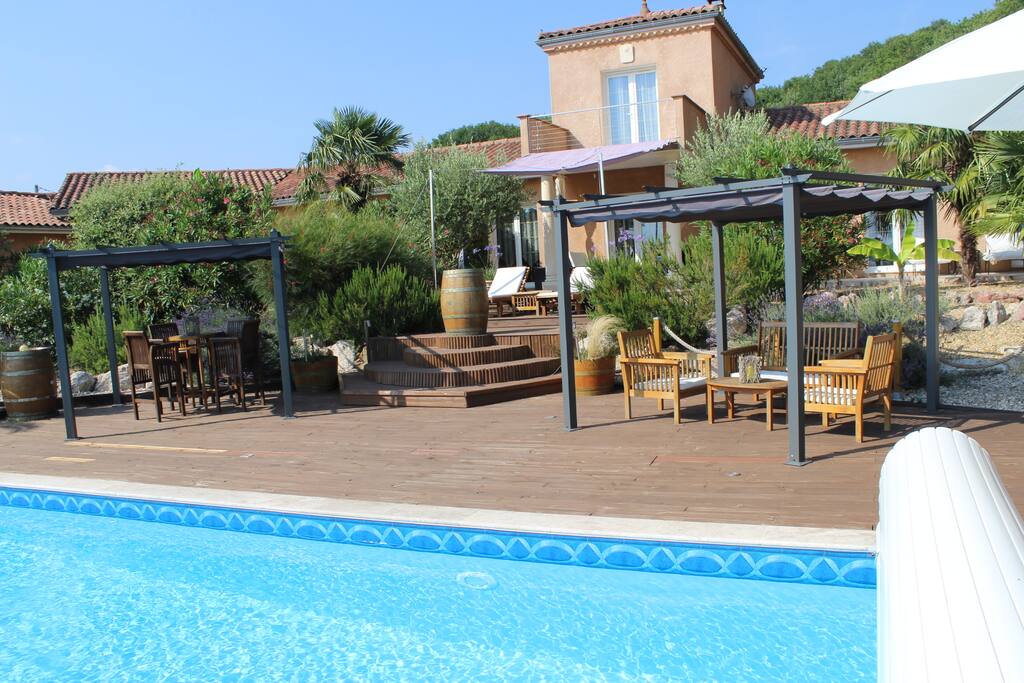 Le coin tonnelle et salon de jardin
